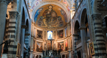 无花果. 1 -查看比萨大教堂的圣坛, 在意大利比萨, 之间建 1064 和 1118. 基督的数字是背景, 在祝福的手势.