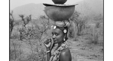 女人不断携带乳品地区的纳蒂廷古贝宁, 1997. 泄露.