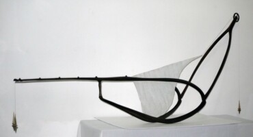 奥斯瓦尔多盖亚, 下巴, 2017 (马德拉, 乙酸酯, 钟摆, 线和毯子). 照片: 泄露.