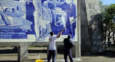 催化裂化团队开始从地方清除涂鸦 19 十二月. 照片: 丝光绿 Guimarães.