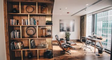 如何为您的办公室设置仿古装饰. 照片: Karl Solano 没有 Pexels.