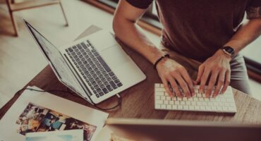 如何装饰办公室并提高家庭办公室的生产力. 照片: 由rawpixel.com创建的商业照片 - br.freepik.com