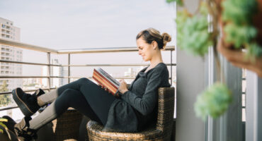 公寓阳台装饰提示. 照片: 由freepik创建的人照片 - br.freepik.com