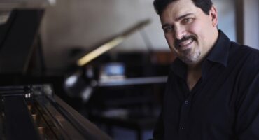 Marco Bernardo, pianist and singer. Photo: Otavio Dias.