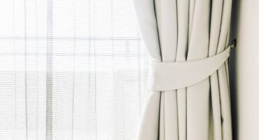 Tips on how to use curtains in your decor. Photo: Light photo created by lifeforstock - br.freepik.com.