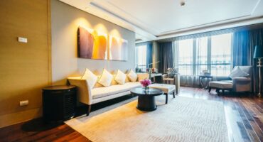 How to combine curtain, carpet and sofa in your room?. Photo: Light photo created by mrsiraphol - br.freepik.com.