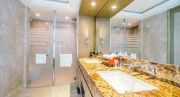 Tips and ideas for bathroom decor with mirrors. Photo: Casa foto created by mrsiraphol - br.freepik.com.