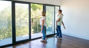 Decorating ideas for small balconies. Casa foto created by pch.vector - br.freepik.com.