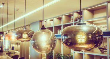 Lighting tips to enhance your decor. Photo: Background photo created by lifeforstock - br.freepik.com