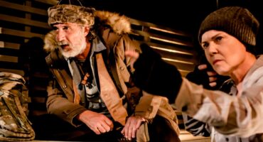 Joelson Medeiros and Ester Jablonski in the play “Beware of needy and lonely old ladies”. Photo: © Vinícius Giffoni.