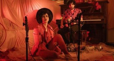 Paola, accompanied by Lorenzo Flach, wants to transport the viewer to another dimension. Photo: Vitória Proença.