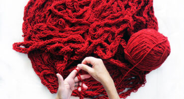 Artist: Cristina Elias. Title: liquids. Year: 2021. Technique: knitting. Dimensions: 100cm X 100cm.