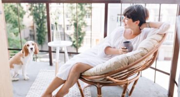 How to turn your flagstone into a beautiful and pleasant terrace?. Photo: Coffee photo bred by lookstudio - br.freepik.com.