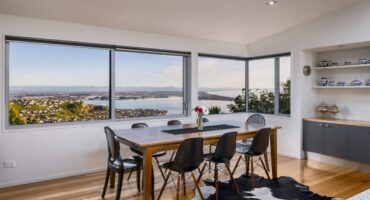 Ways to use glass in interior decoration. Photo: People photo created by wirestock - br.freepik.com.