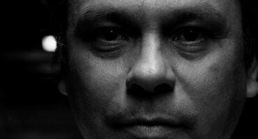 João Maldonado, along with Aline Stoffel, invites us on a journey through the best of bossa nova. Photo: Goulart set.