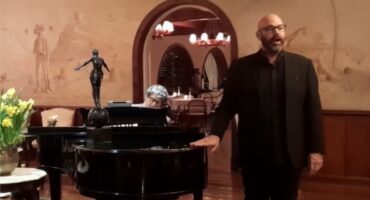 Rodolfo Giugliani singing in the Fireplace Room of Hotel Toriba. At the piano, Antonio Luiz Barker. Photo: Disclosure.