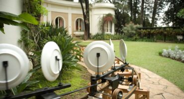 Ant Service, artist João Loureiro (2013) – A train circulated by the Ema Klabin Foundation. Photo: Marcos Gorgatti.