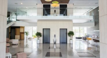 Discover the main decorative trends for condominiums. Photo: Business photo created by katemangostar - br.freepik.com.