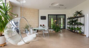 Using acrylic in decoration. Photo: Max Vakhtbovych no Pexels.