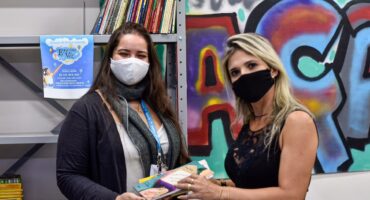 From left to right - Thays Almeida (psychologist at Estácio and organizer of the action) and Patricia Marins (collaborator of Estácio's Academic Support). Photo: Hitalus Chaves.