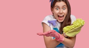 How to clean painted walls and maintain them correctly?. Photo: Woman photo created by wayhomestudio - br.freepik.com.