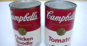 Figue. 1 - Andy Warhol, Boîtes de soupe Campbell's. Photos: Maxime, CC BY-SA 3.0, via Wikimedia Commons.
