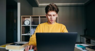 Aumentando a produtividade: dicas para criar um ambiente de estudos no quarto. Foto: br.depositphotos.com.