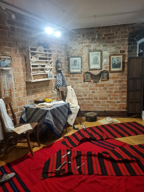 Exposición "Instalaciones-Relecciones" de Magdalena Melissourgaki en Varsovia, Polonia. Fotos: Divulgación.