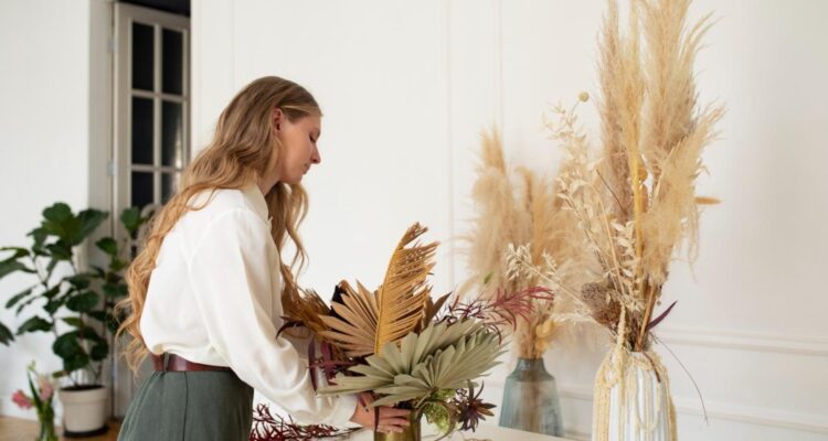 Las flores secas ganan fuerza en la decoración e impulsan un mercado global de miles de millones de dólares. Imagen de Freepik.