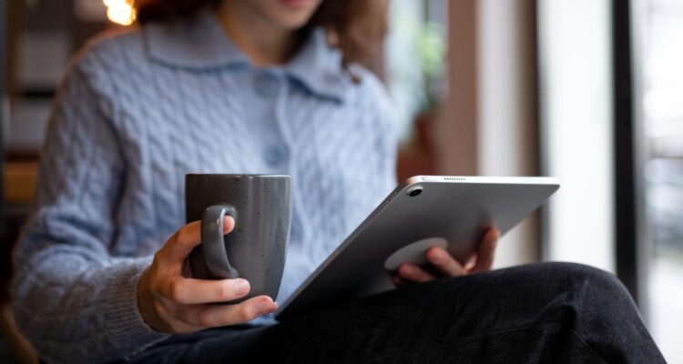 La nueva literatura digital crece con microrrelatos y poesía breve. Imagen de Freepik.