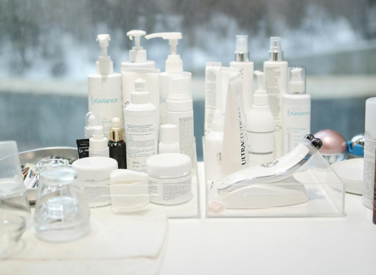 Productos para el cuidado de la piel: Cómo almacenar correcta y estéticamente agradable. Foto de Polina Tankilevitch.