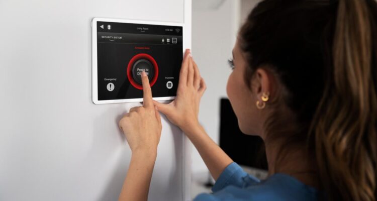 Security Systems: Ranking Reveals Brazilians’ Preferences for Home Monitoring. Freepik image.