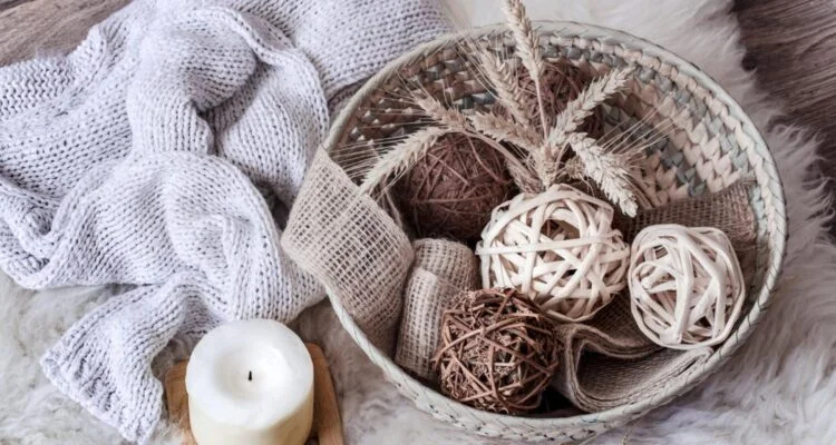 了解如何在家居装饰中使用钩针. 图片来自 Freepik 上的 pvproductions.