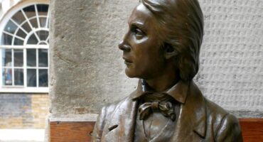 Estátua de John Keats em Londres, destaque. Ethan Doyle White, CC BY-SA 4.0, via Wikimedia Commons.