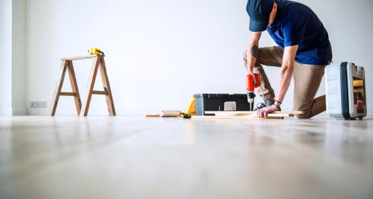 Reforma de casa: quando vale a pena quebrar paredes para integrar espaços. Imagem de rawpixel.com no Magnific.