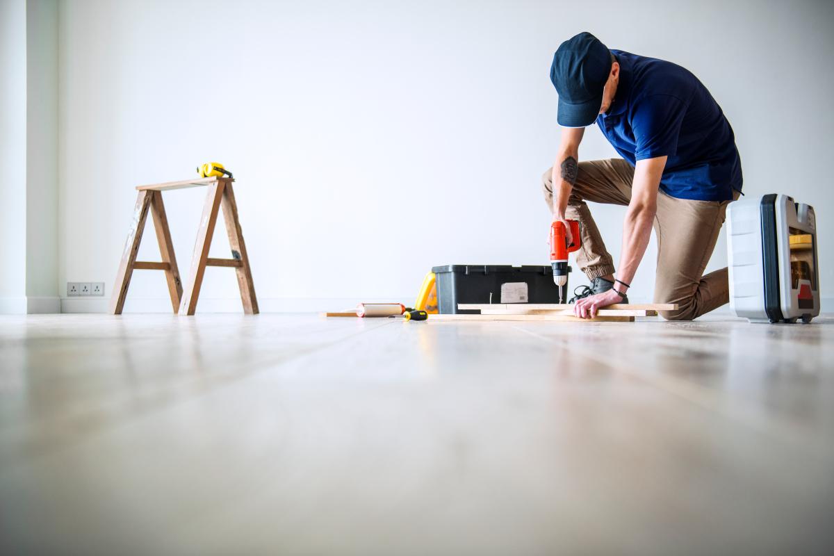 Reforma de casa: quando vale a pena quebrar paredes para integrar espaços. Imagem de rawpixel.com no Magnific.